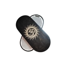 Доска Садху DreamBoard-MAX динамическая с гвоздями для йоги для начинающих шаг 10 мм, цвет Черный, Ом в солнце, до 47 размера ноги.